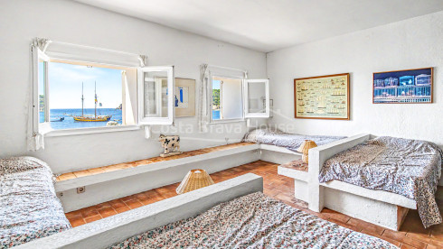 Vissershuis aan zee in Calella de Palafrugell met terras en mediterraan uitzicht