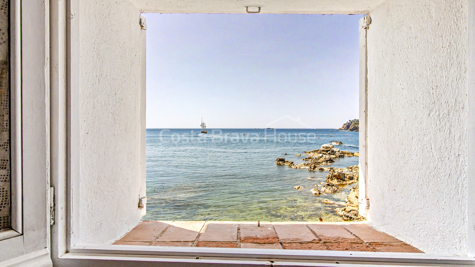 Vissershuis aan zee in Calella de Palafrugell met terras en mediterraan uitzicht