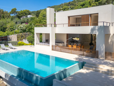 Exclusiva vila contemporània a Begur, Aiguablava, amb vistes al mar, piscina desbordant, spa privat i cinc dormitoris