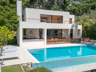 Exclusive contemporary villa for sale in Begur, Aiguablava, with sea views, infinity pool, private spa and five bedrooms
