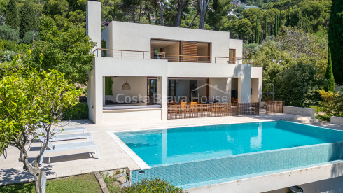 Vrijstaand huis te koop in Aiguablava, Begur, met infinity pool en zeezicht