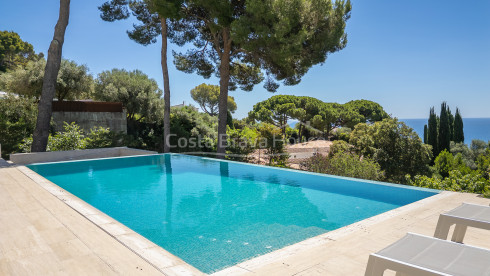 Vrijstaand huis te koop in Aiguablava, Begur, met infinity pool en zeezicht