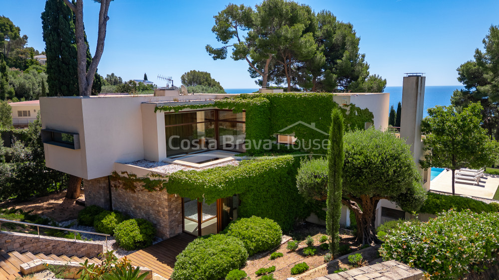 Casa unifamiliar en venta en Aiguablava, Begur, con piscina desbordante y vistas al mar