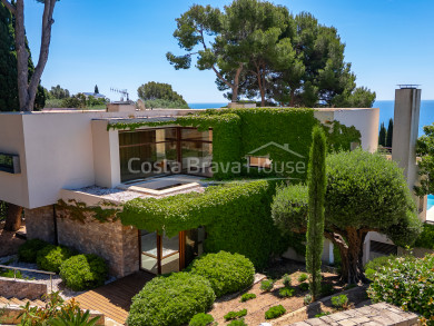 Exclusive contemporary villa for sale in Begur, Aiguablava, with sea views, infinity pool, private spa and five bedrooms
