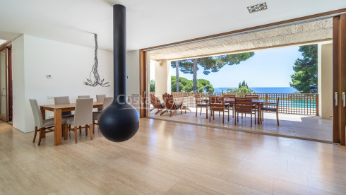 Maison individuelle à vendre à Aiguablava, Begur, avec piscine à débordement et vue sur la mer