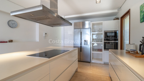 Vrijstaand huis te koop in Aiguablava, Begur, met infinity pool en zeezicht