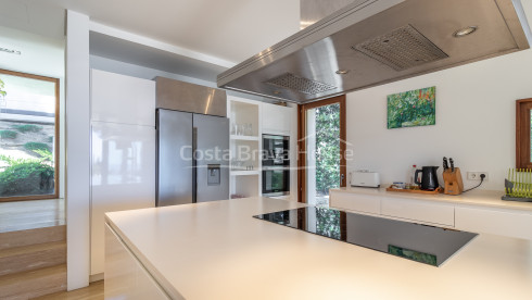 Vrijstaand huis te koop in Aiguablava, Begur, met infinity pool en zeezicht
