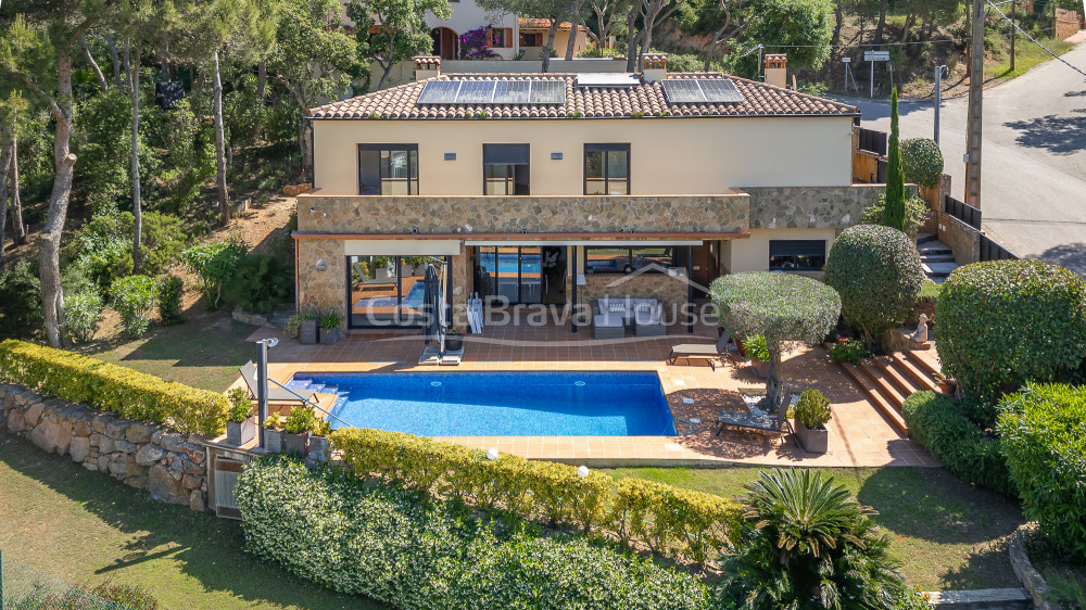 Maison en excellent état, avec jardin et piscine, très proche d'Aiguablava et Tamariu.