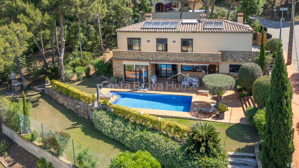 Casa en immillorable estat de conservació, amb jardí i piscina, molt a prop d´Aiguablava i Tamariu