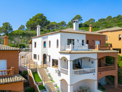 Casa adossada reformada a Begur, Sa Tuna, amb vistes obertes al mar, àmplies terrasses, piscina comunitària i garatge privat