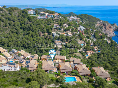 Casa adosada reformada en Begur, Sa Tuna, con vistas abiertas al mar, amplias terrazas, piscina comunitaria y garaje privado