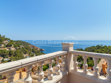 Maison mitoyenne rénovée à Begur, Sa Tuna, avec vue dégagée sur la mer, grandes terrasses, piscine commune et garage privé