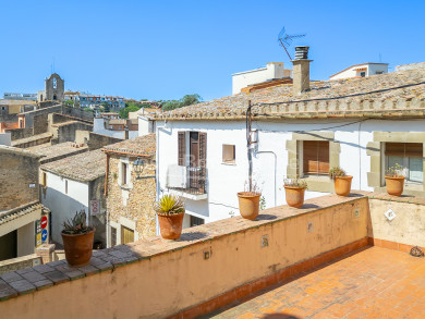 Casa de poble al centre de Begur amb gran potencial de reforma, pati privat, terrasses i vistes al castell