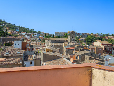 Village house in the centre of Begur with great renovation potential, private patio, terraces and castle views