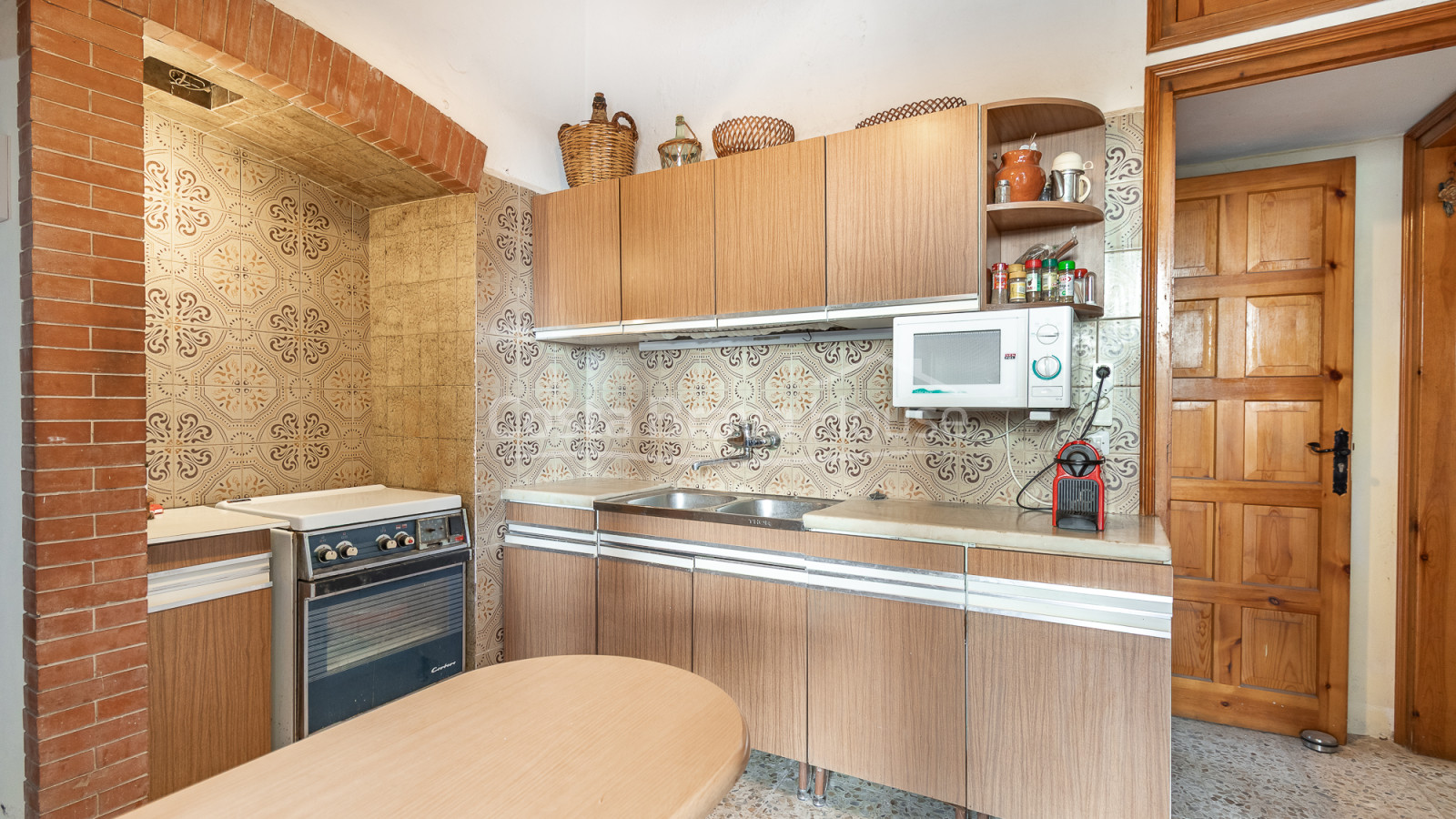 Dorpshuis in het centrum van Begur met privépatio, terrassen en groot renovatiepotentieel