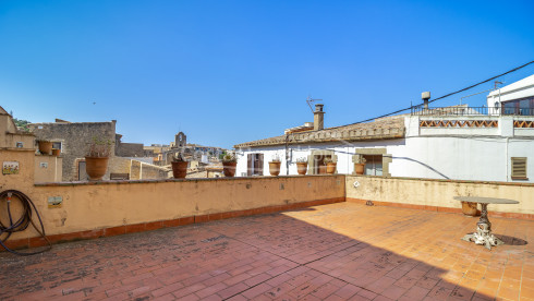 Dorpshuis in het centrum van Begur met privépatio, terrassen en groot renovatiepotentieel