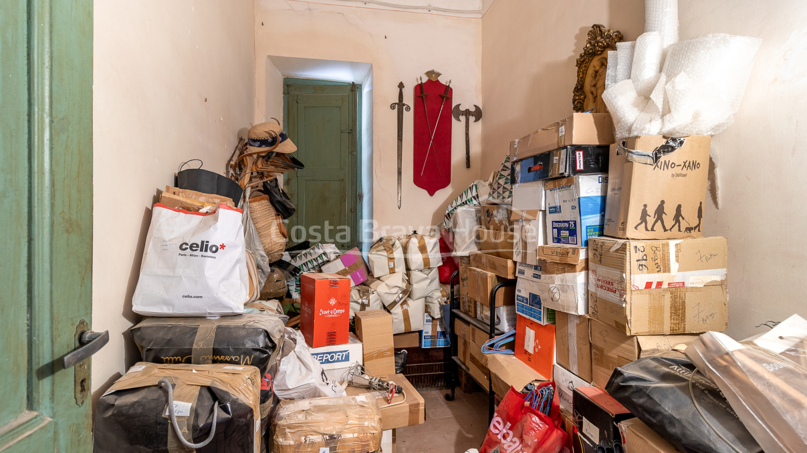 Casa de pueblo en el centro de Begur con patio privado, terrazas y gran potencial de reforma