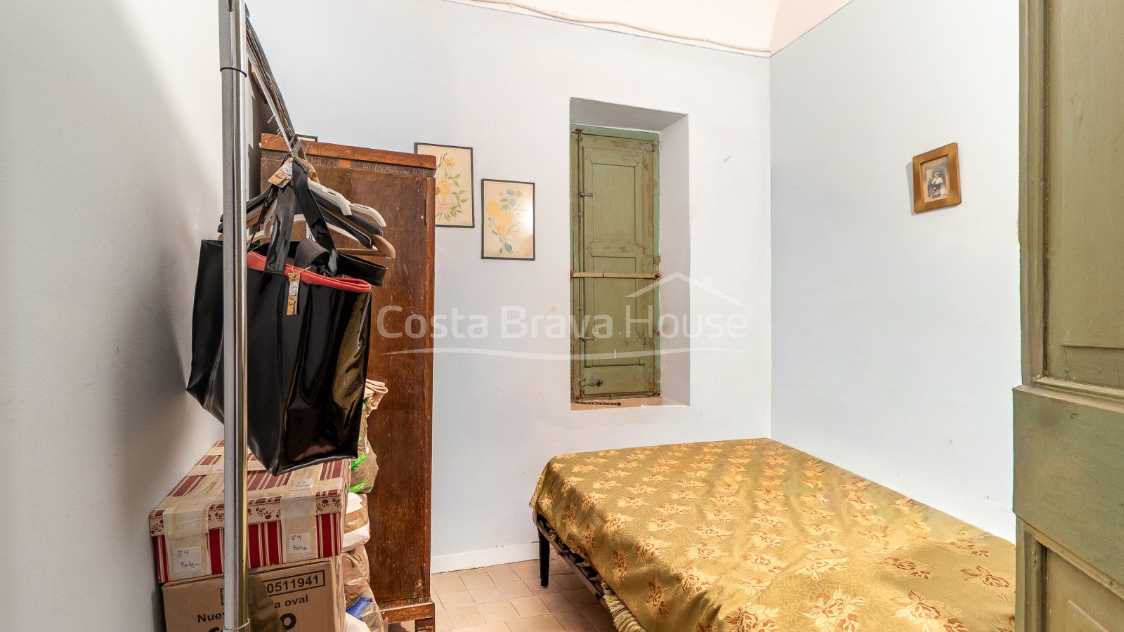 Village house in the centre of Begur with private patio, terraces and great renovation potential