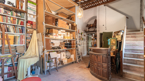 Village house in the centre of Begur with private patio, terraces and great renovation potential
