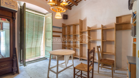 Casa de pueblo en el centro de Begur con patio privado, terrazas y gran potencial de reforma