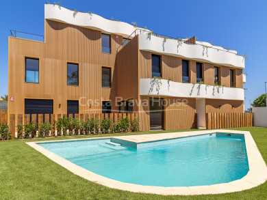 Newly built apartment in Palamós with a 96 m² private garden, communal pool and 400 metres from La Fosca beach