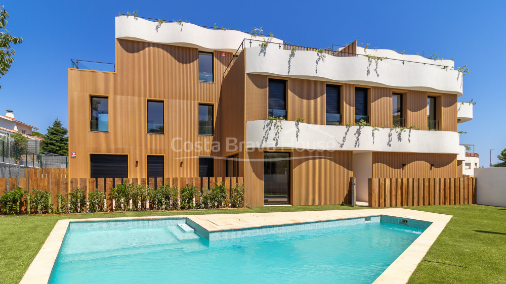 Newly built apartment in Palamós with a 96 m² private garden, 400 metres from La Fosca beach