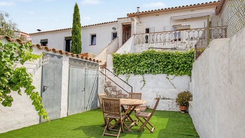 Herenhuis in Begur met een privétuin van 80 m², uitzicht op het kasteel van Begur en uitstekend renovatiepotentieel