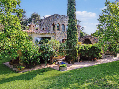 Masia històrica a Sant Gregori (Girona),, d’origen als segles XIII-XIV, amb 9 hectàrees de terreny, total privacitat i casa de convidats.