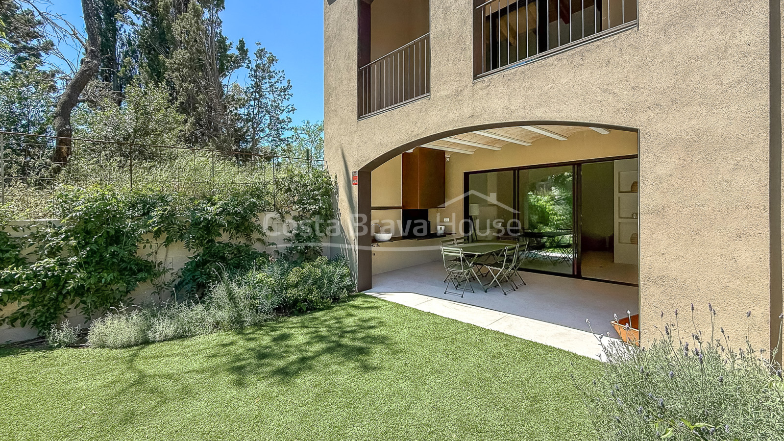 Casa obra nova a Pals. Piscina privada i jardí