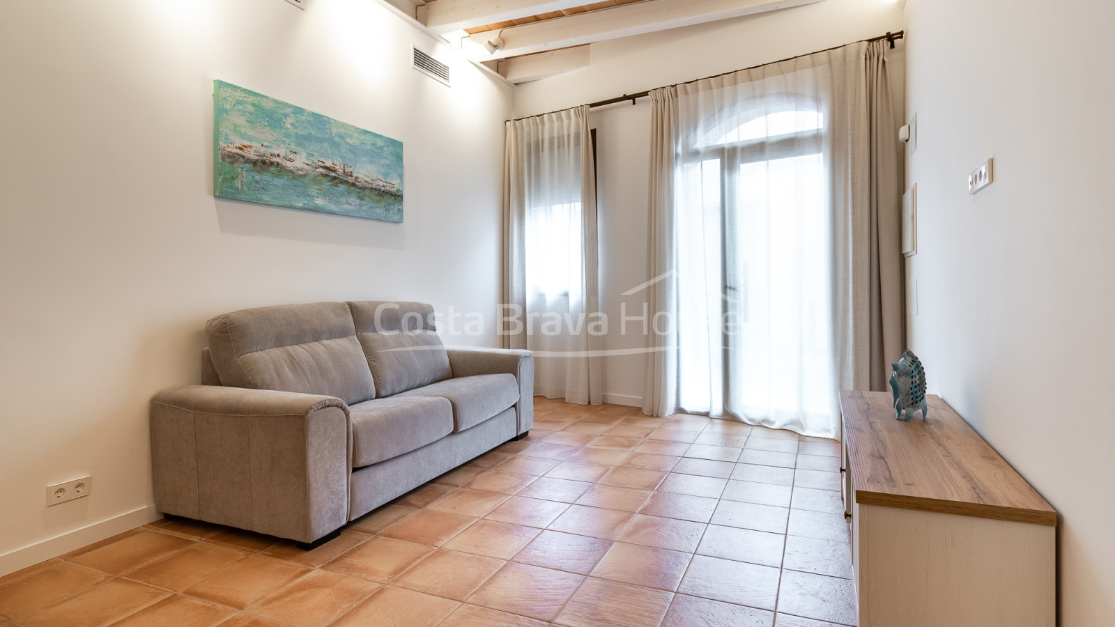 Apartamento de obra nueva en venta en el centro histórico de Begur con diseño contemporáneo