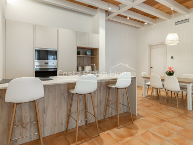 Apartamento de obra nueva en venta en el centro histórico de Begur, diseño contemporáneo en una sola planta