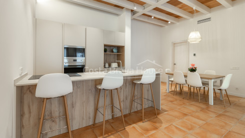 Apartament d’obra nova en venda al centre històric de Begur amb disseny contemporani