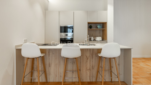 Apartamento de obra nueva en venta en el centro histórico de Begur con diseño contemporáneo
