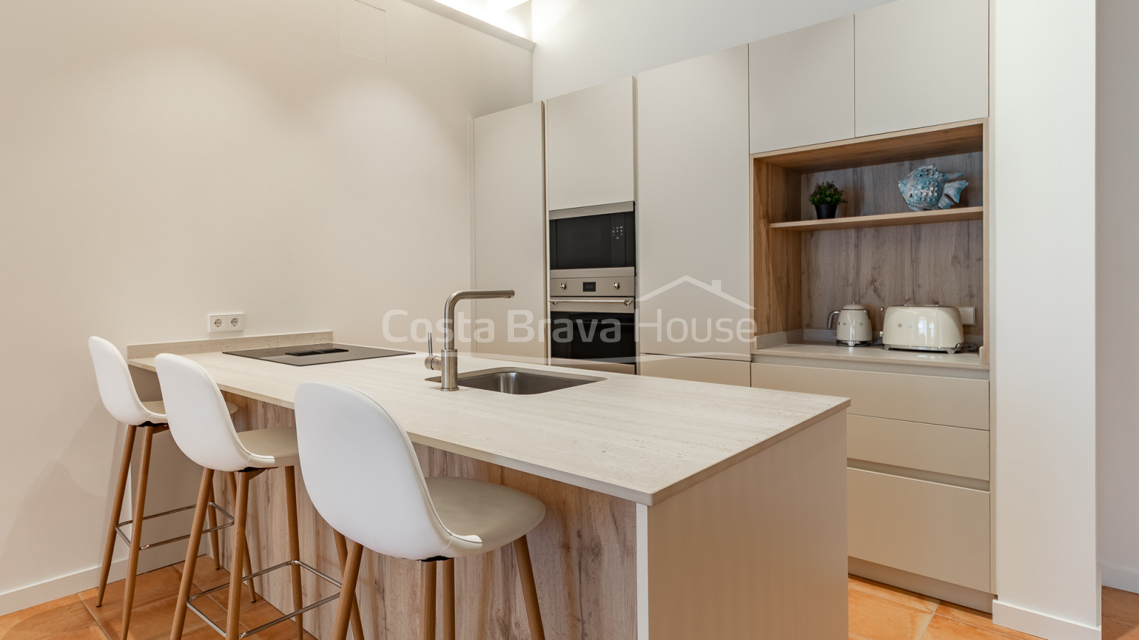 Apartamento de obra nueva en venta en el centro histórico de Begur con diseño contemporáneo