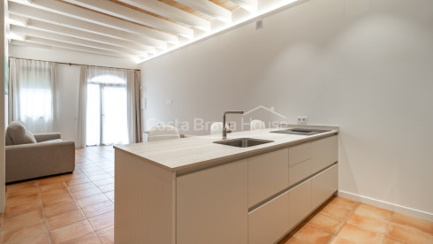 Apartamento de obra nueva en venta en el centro histórico de Begur con diseño contemporáneo