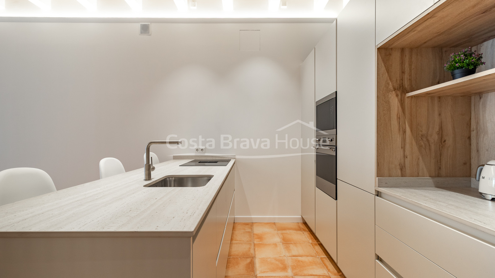 Apartamento de obra nueva en venta en el centro histórico de Begur con diseño contemporáneo