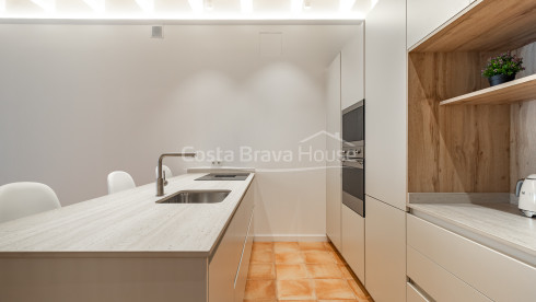 Apartamento de obra nueva en venta en el centro histórico de Begur con diseño contemporáneo