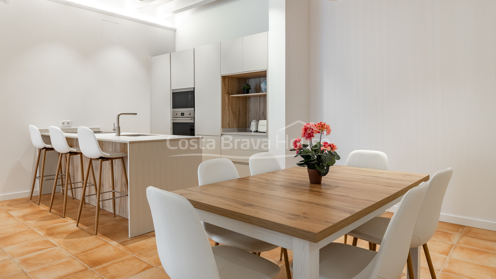 Apartamento de obra nueva en venta en el centro histórico de Begur con diseño contemporáneo