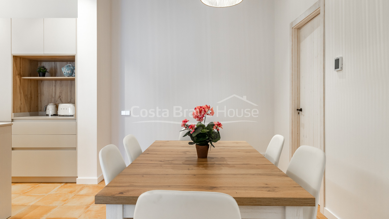 Apartamento de obra nueva en venta en el centro histórico de Begur con diseño contemporáneo
