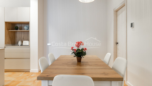 Apartamento de obra nueva en venta en el centro histórico de Begur con diseño contemporáneo