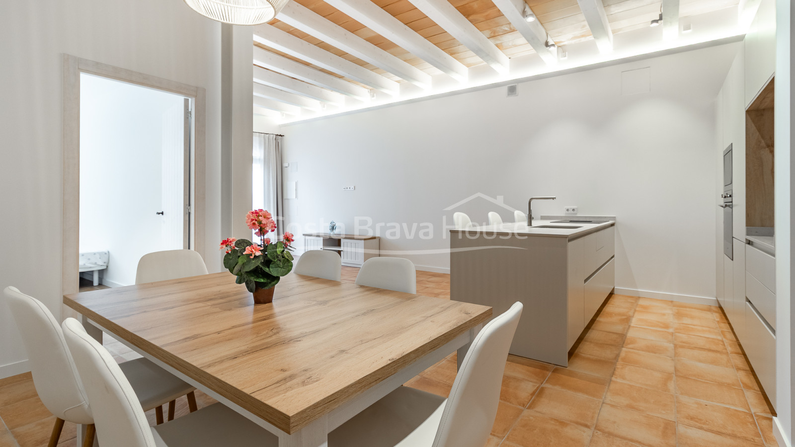Apartamento de obra nueva en venta en el centro histórico de Begur con diseño contemporáneo