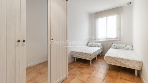 Apartamento de obra nueva en venta en el centro histórico de Begur con diseño contemporáneo