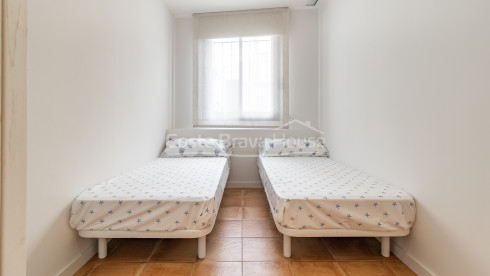 Apartamento de obra nueva en venta en el centro histórico de Begur con diseño contemporáneo
