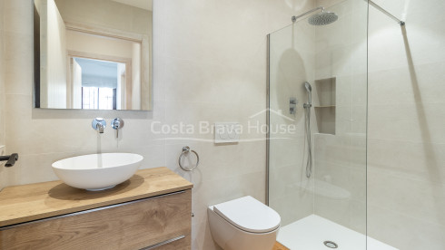 Apartamento de obra nueva en venta en el centro histórico de Begur con diseño contemporáneo