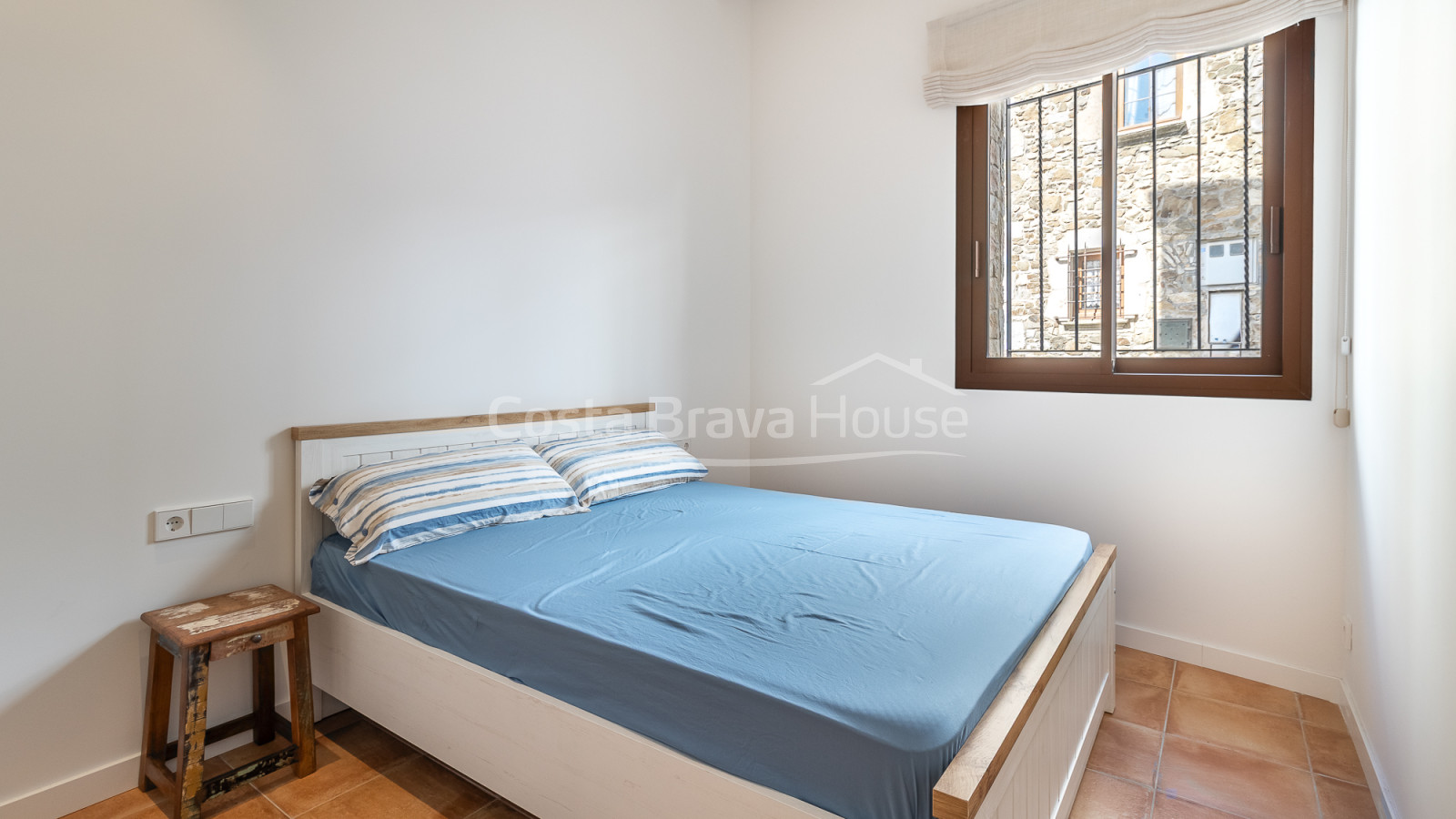 Apartamento de obra nueva en venta en el centro histórico de Begur con diseño contemporáneo