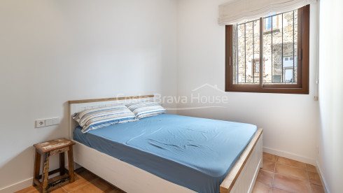 Apartamento de obra nueva en venta en el centro histórico de Begur con diseño contemporáneo