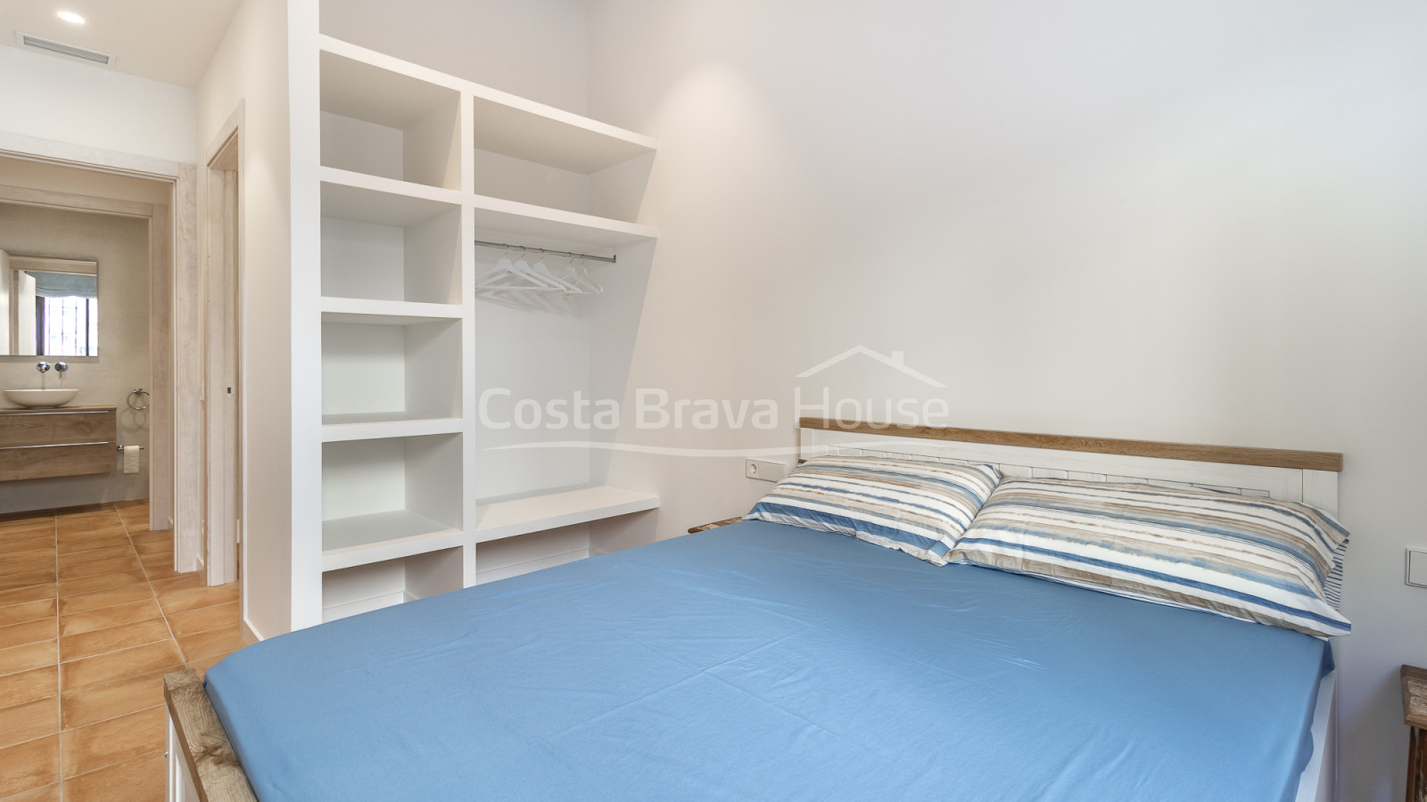 Apartamento de obra nueva en venta en el centro histórico de Begur con diseño contemporáneo