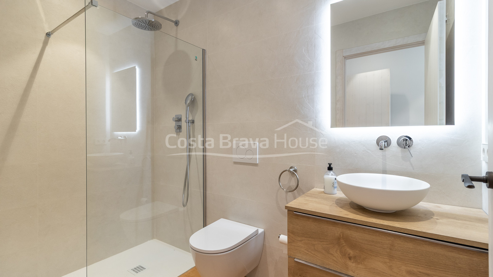 Apartamento de obra nueva en venta en el centro histórico de Begur con diseño contemporáneo