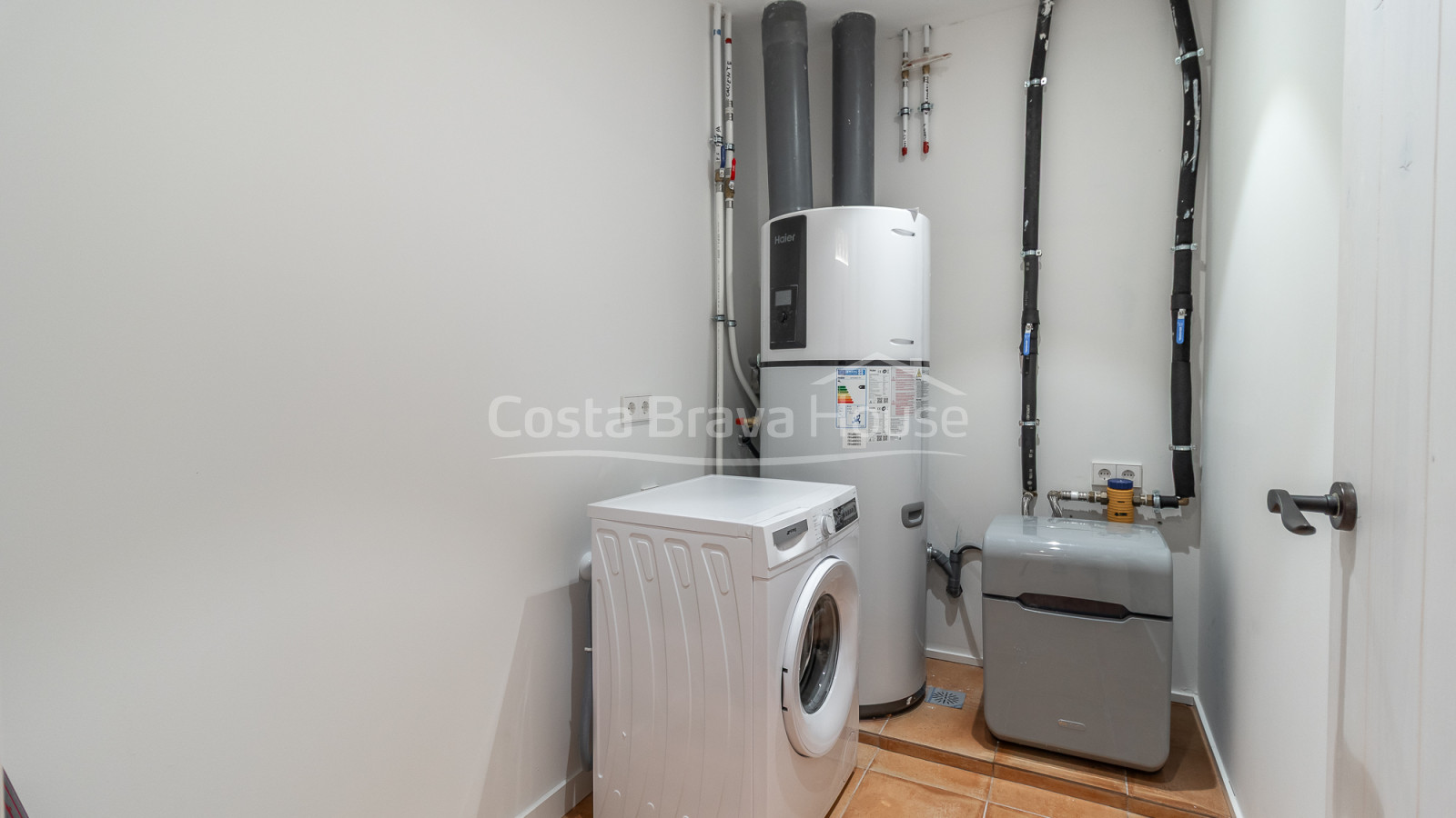 Apartamento de obra nueva en venta en el centro histórico de Begur con diseño contemporáneo