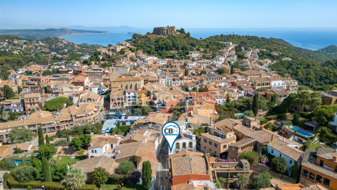 Apartamento de obra nueva en venta en el centro histórico de Begur con diseño contemporáneo